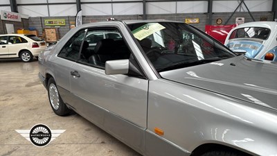Lot 500 - 1995 MERCEDES E220 AUTO