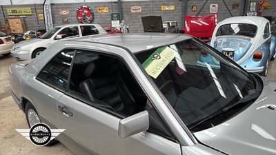 Lot 500 - 1995 MERCEDES E220 AUTO