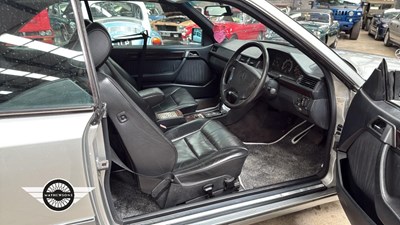 Lot 500 - 1995 MERCEDES E220 AUTO