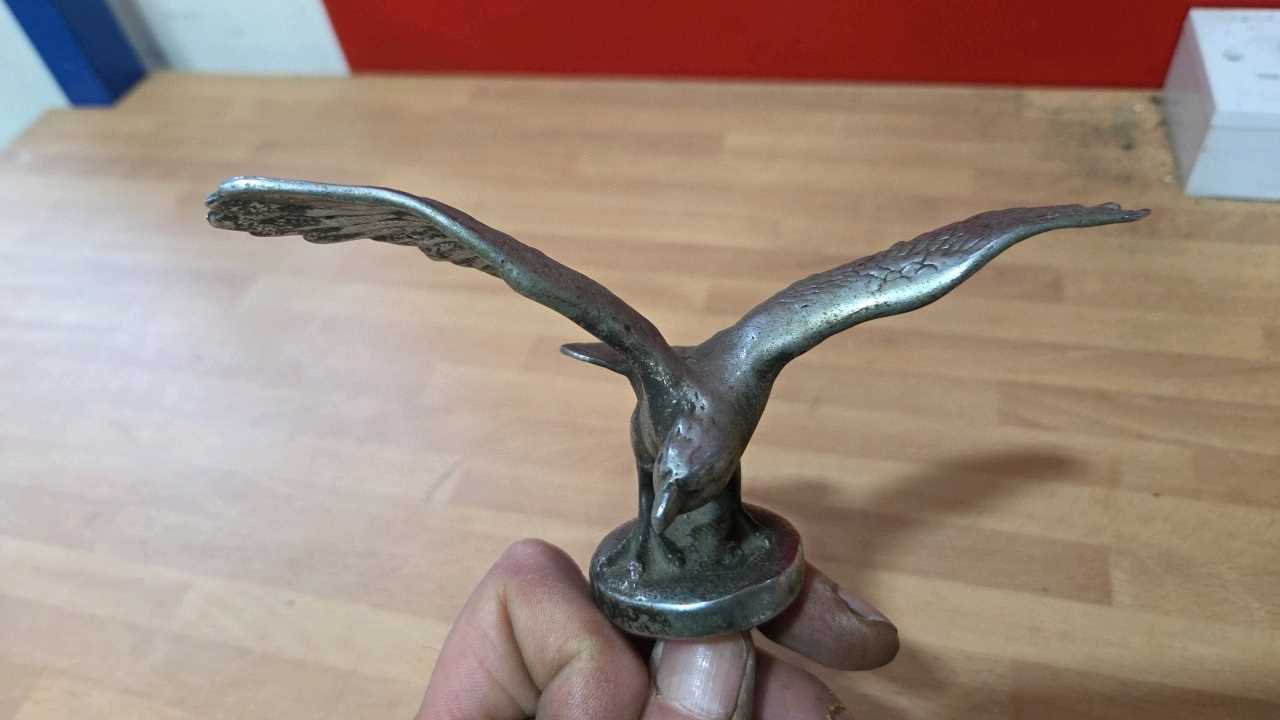 Lot 521 - BIRD CAR EMBLEM/MASCOT
