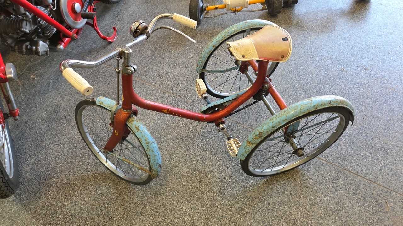 Lot 663 - TRIANG SUNBEAM TRICYCLE