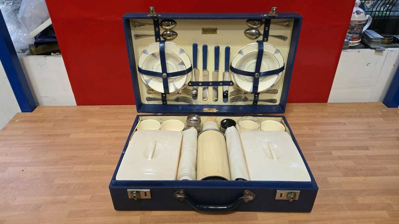 Lot 629 - BREXTON NAVY PICNIC SET