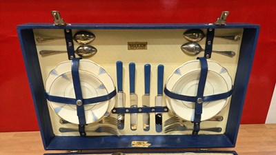Lot 629 - BREXTON NAVY PICNIC SET