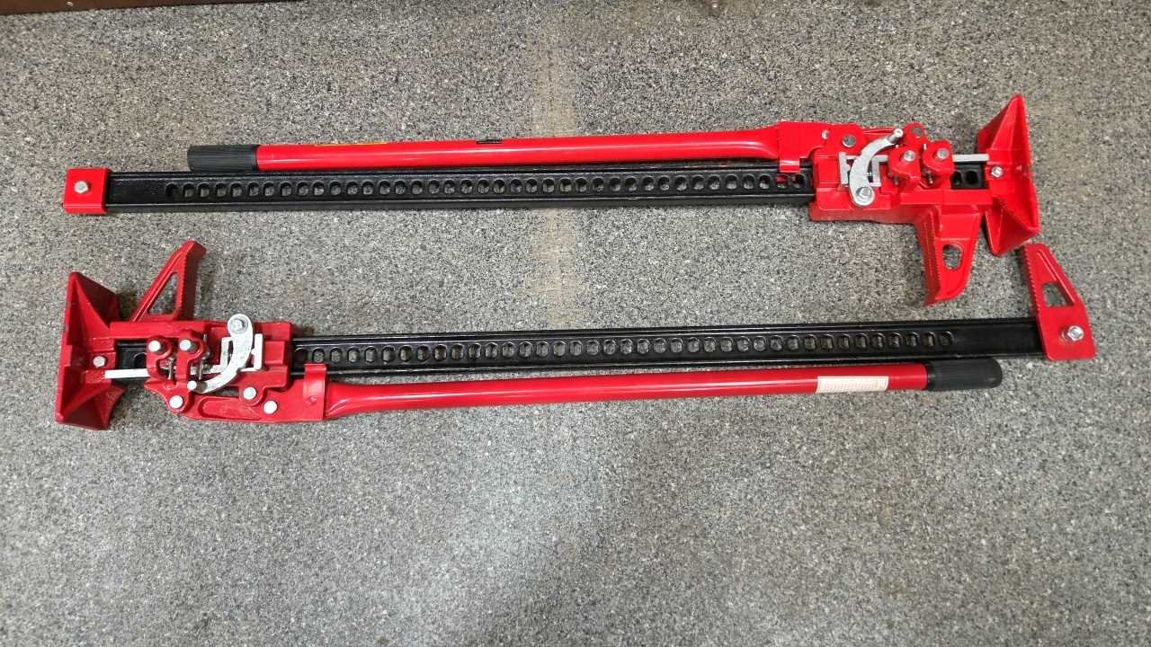 Lot 575 - PAIR OF HIGH LIFT FARM JACKS 3000KG 48" MAX 6" MIN HEIGHTS