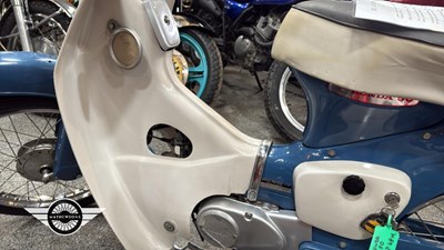Lot 32 - 2x HONDA C50S
