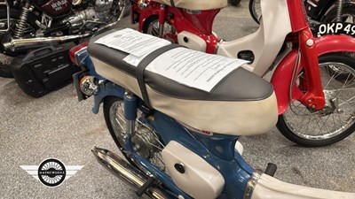 Lot 32 - 2x HONDA C50S