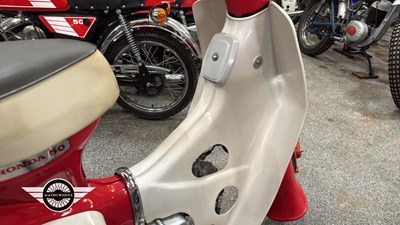 Lot 32 - 2x HONDA C50S