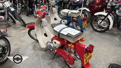 Lot 32 - 2x HONDA C50S
