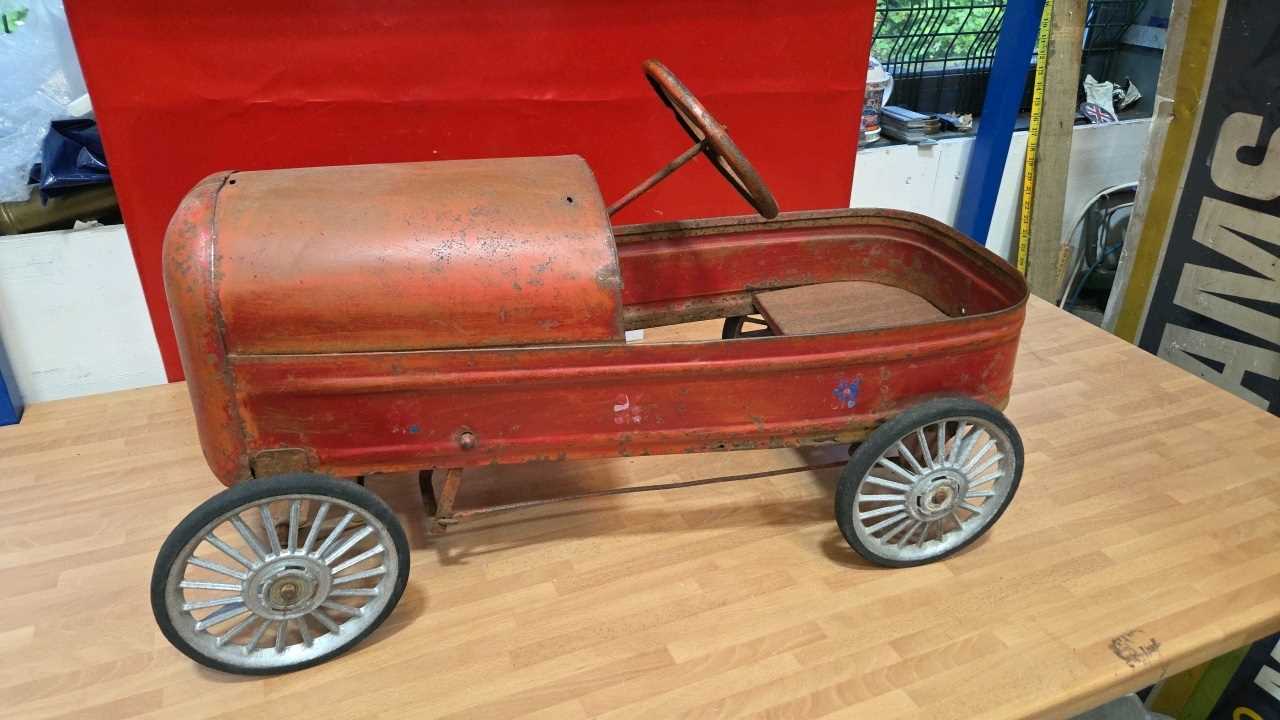 Lot 287 - TRI-ANG RED PEDAL CAR