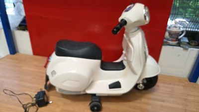 Lot 267 - ELECTRIC VESPA COMPLETE WITH CHARGER, IN WORKING ORDER