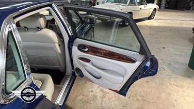 Lot 299 - 2002 JAGUAR XJ8 3.2