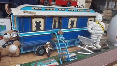 Lot 41 - SHOWMANS CARAVAN MODEL