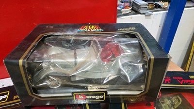 Lot 309 - 1-18 SCALE DIE CAST MODEL CARS