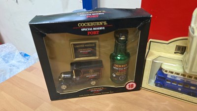 Lot 471 - BOX OF MODEL CARS & TRUCKS