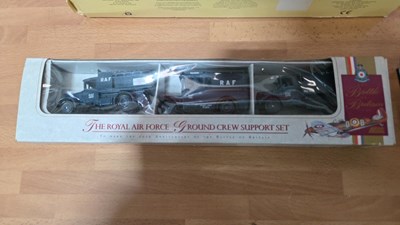 Lot 471 - BOX OF MODEL CARS & TRUCKS