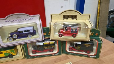 Lot 471 - BOX OF MODEL CARS & TRUCKS