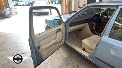 Lot 418 - 1989 MERCEDES 260 E AUTO