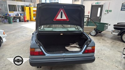 Lot 418 - 1989 MERCEDES 260 E AUTO