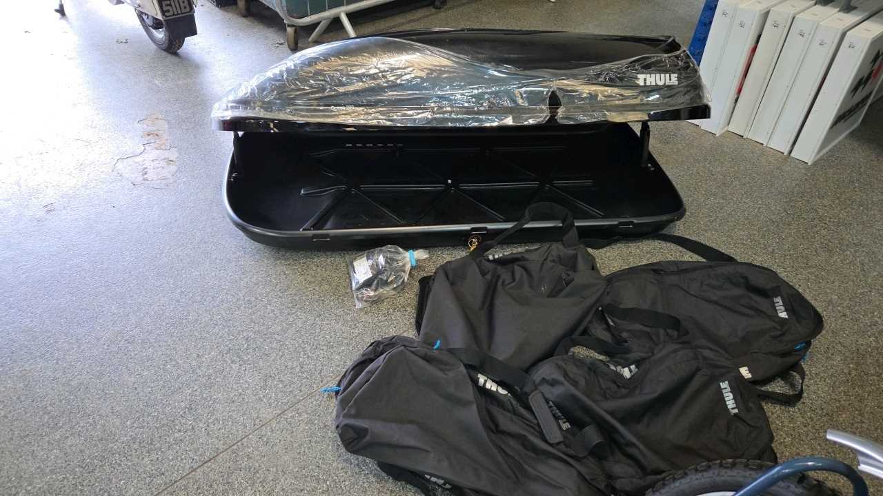 Lot 453 - THULE OCEAN 200 ROOF BOX GLOSS BLACK , NEW UNUSED CONDITION