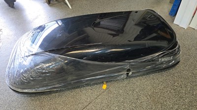 Lot 453 - THULE OCEAN 200 ROOF BOX GLOSS BLACK , NEW UNUSED CONDITION