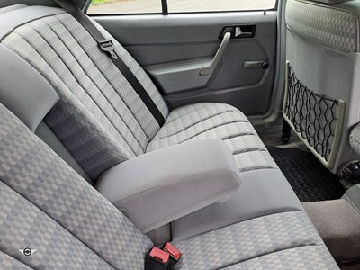 Lot 67 - 1992 MERCEDES 190E AUTO