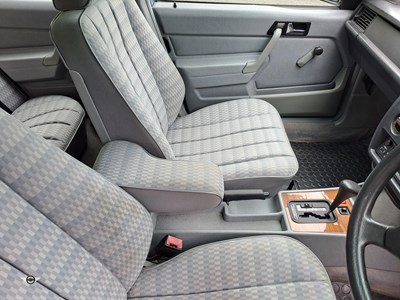 Lot 67 - 1992 MERCEDES 190E AUTO