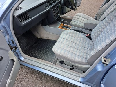 Lot 67 - 1992 MERCEDES 190E AUTO
