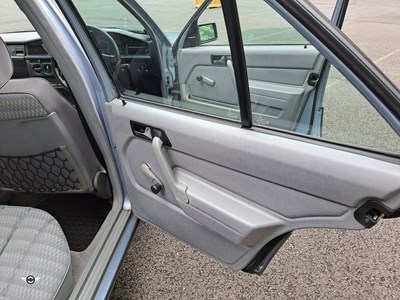 Lot 67 - 1992 MERCEDES 190E AUTO