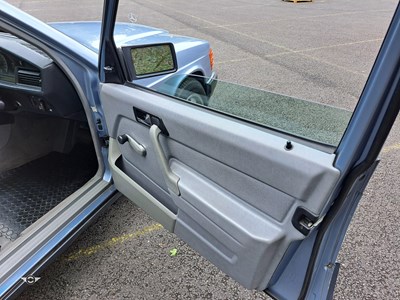 Lot 67 - 1992 MERCEDES 190E AUTO