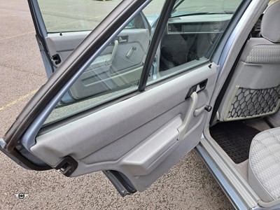 Lot 67 - 1992 MERCEDES 190E AUTO