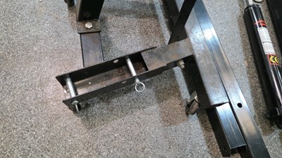 Lot 875 - DIRTY PRO 2 TON PORTABLE ENGINE HOIST