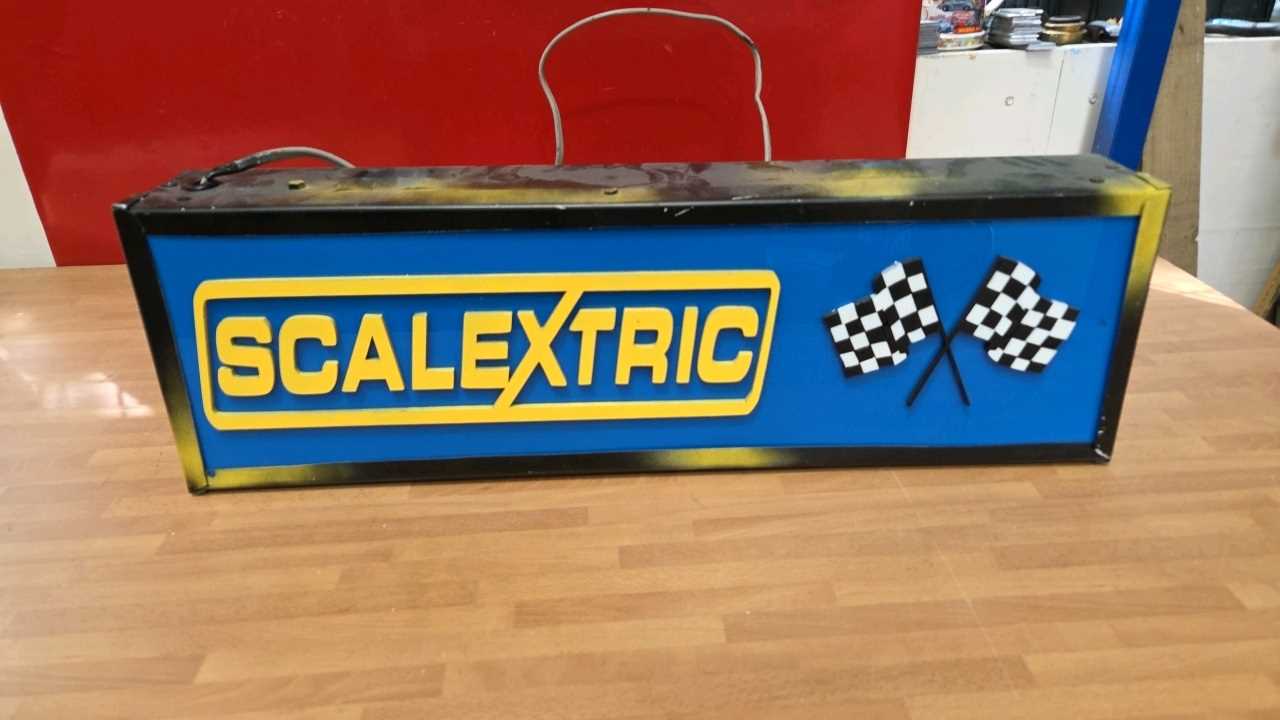 Lot 177 - SCALEXTRIC LIGHT UP SIGN 27" X 8"