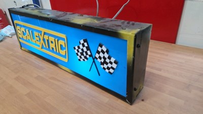Lot 177 - SCALEXTRIC LIGHT UP SIGN 27" X 8"