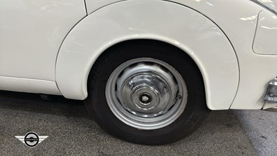 Lot 130 - 1961 JAGUAR 2.4/240