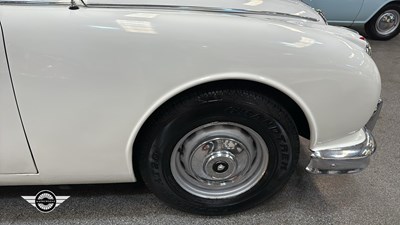 Lot 130 - 1961 JAGUAR 2.4/240