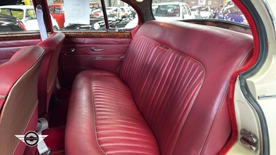 Lot 376 - 1968 JAGUAR 2.4/240