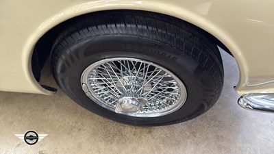 Lot 376 - 1968 JAGUAR 2.4/240