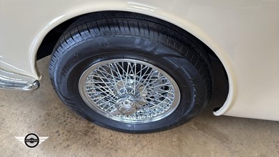 Lot 376 - 1968 JAGUAR 2.4/240