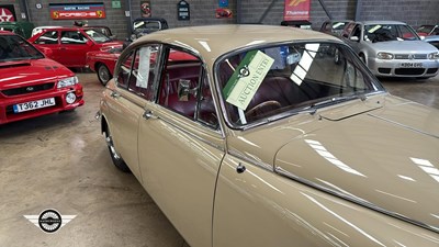 Lot 376 - 1968 JAGUAR 2.4/240