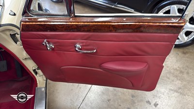 Lot 376 - 1968 JAGUAR 2.4/240