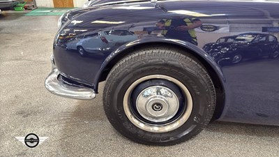 Lot 624 - 1968 DAIMLER V8 250