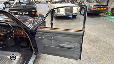 Lot 624 - 1968 DAIMLER V8 250