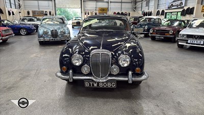 Lot 624 - 1968 DAIMLER V8 250