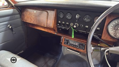 Lot 624 - 1968 DAIMLER V8 250