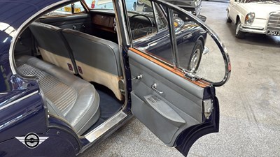 Lot 624 - 1968 DAIMLER V8 250