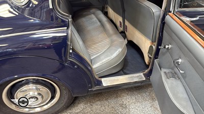 Lot 624 - 1968 DAIMLER V8 250