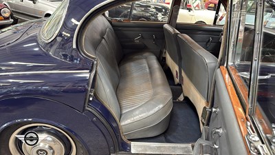 Lot 624 - 1968 DAIMLER V8 250