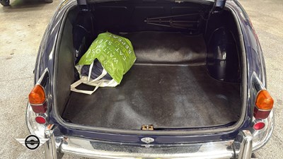 Lot 624 - 1968 DAIMLER V8 250