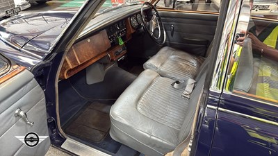 Lot 624 - 1968 DAIMLER V8 250