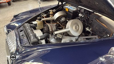 Lot 624 - 1968 DAIMLER V8 250